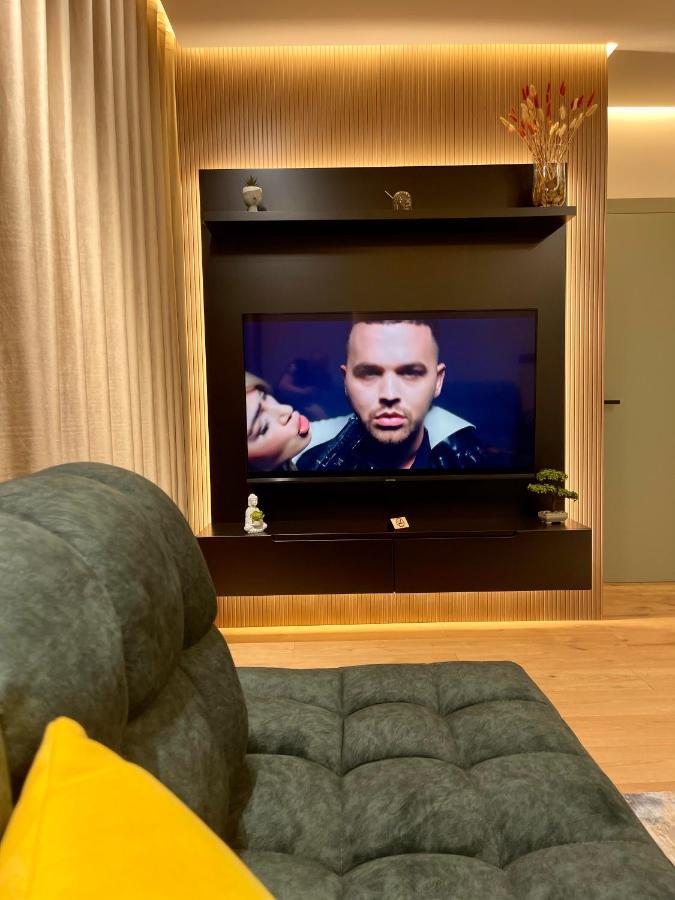 Queens Luxury Apartments Tirana Esterno foto