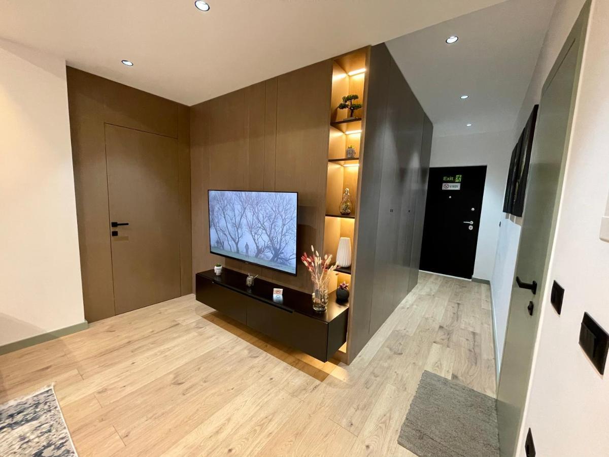 Queens Luxury Apartments Tirana Esterno foto