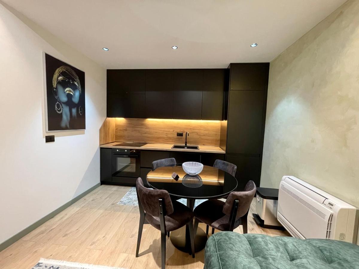 Queens Luxury Apartments Tirana Esterno foto