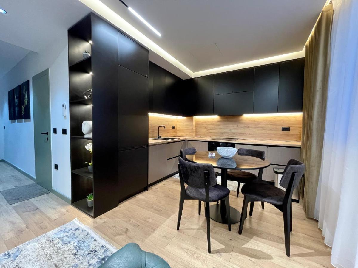 Queens Luxury Apartments Tirana Esterno foto