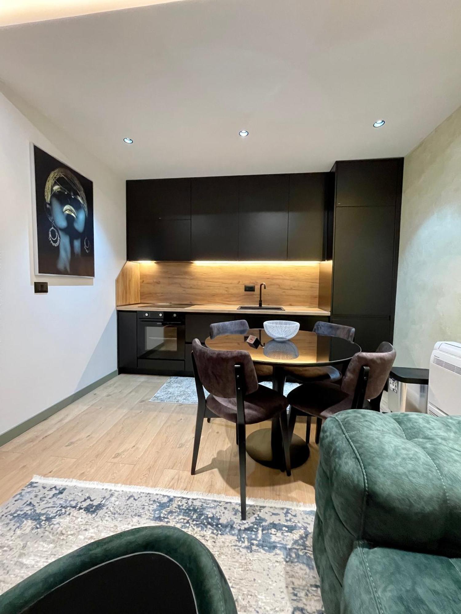 Queens Luxury Apartments Tirana Esterno foto