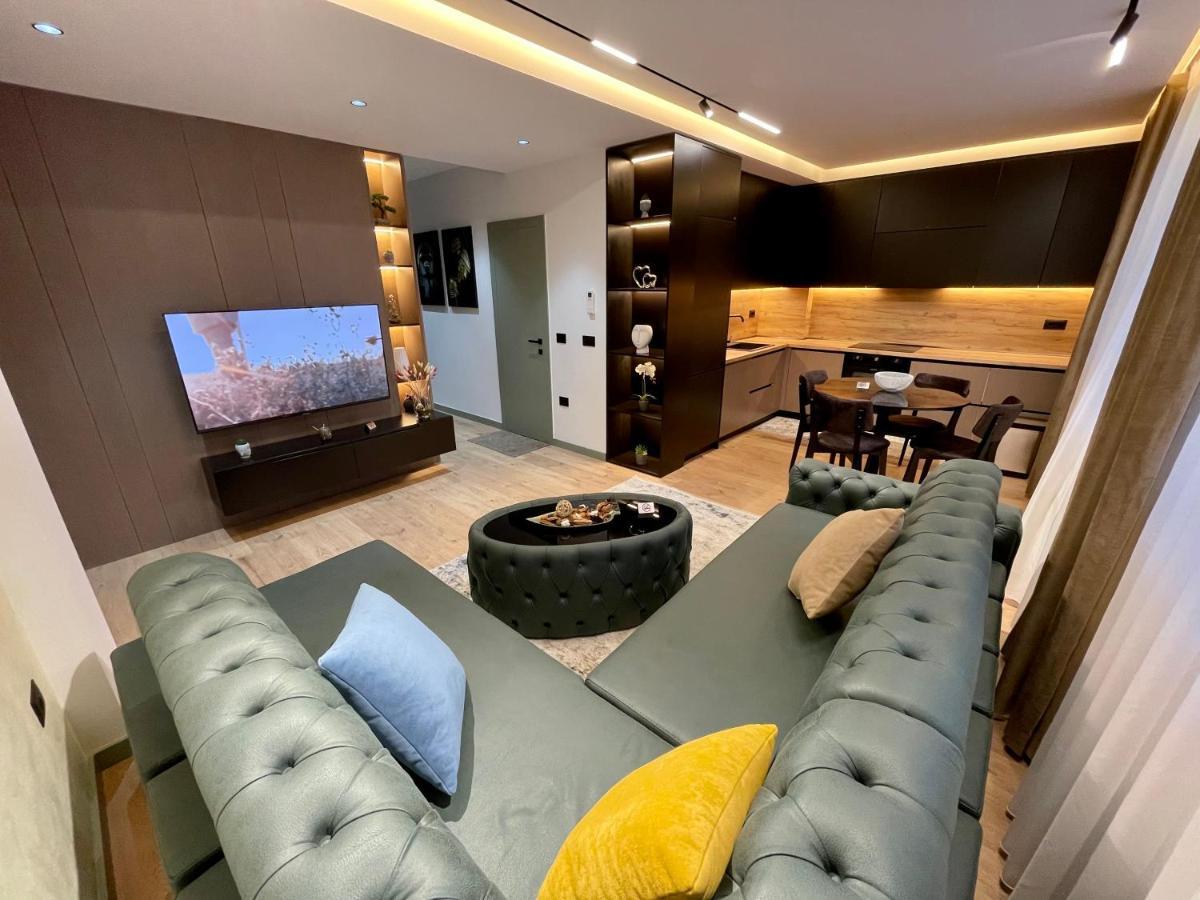 Queens Luxury Apartments Tirana Esterno foto