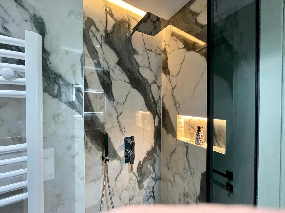 Queens Luxury Apartments Tirana Esterno foto