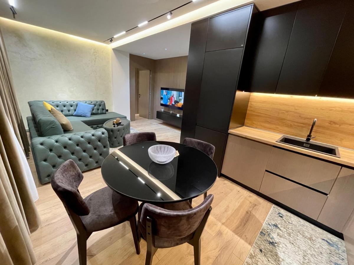 Queens Luxury Apartments Tirana Esterno foto